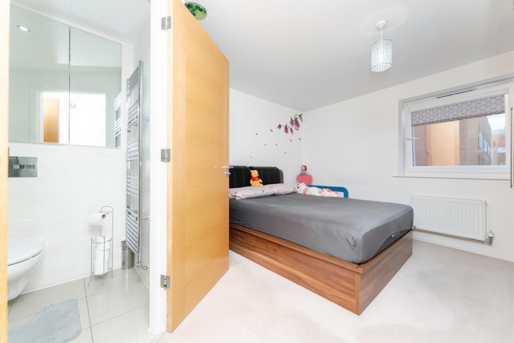 Master bedroom pic 2