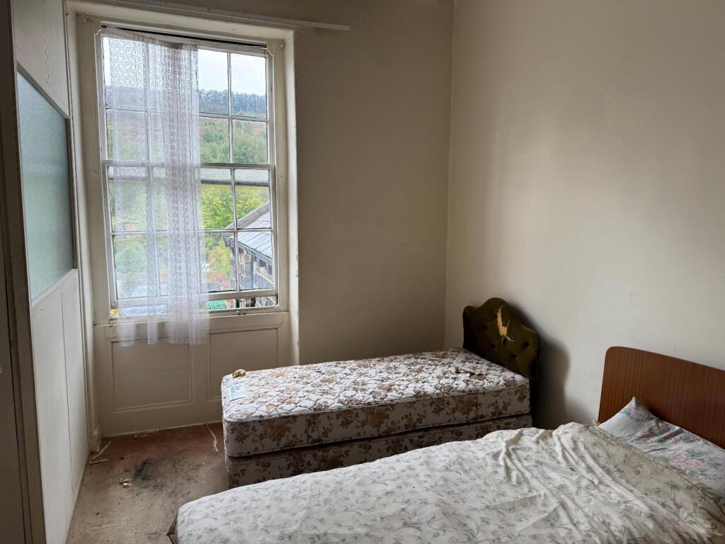 Bedroom 1.jpg