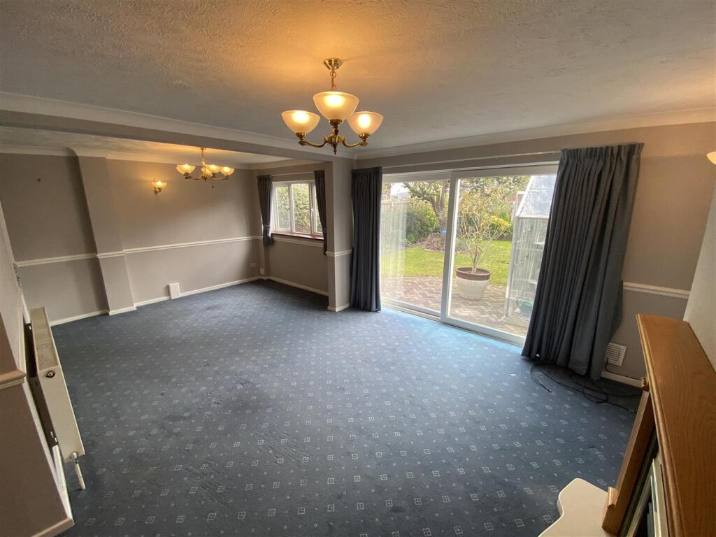 Open Plan Lounge / Diner