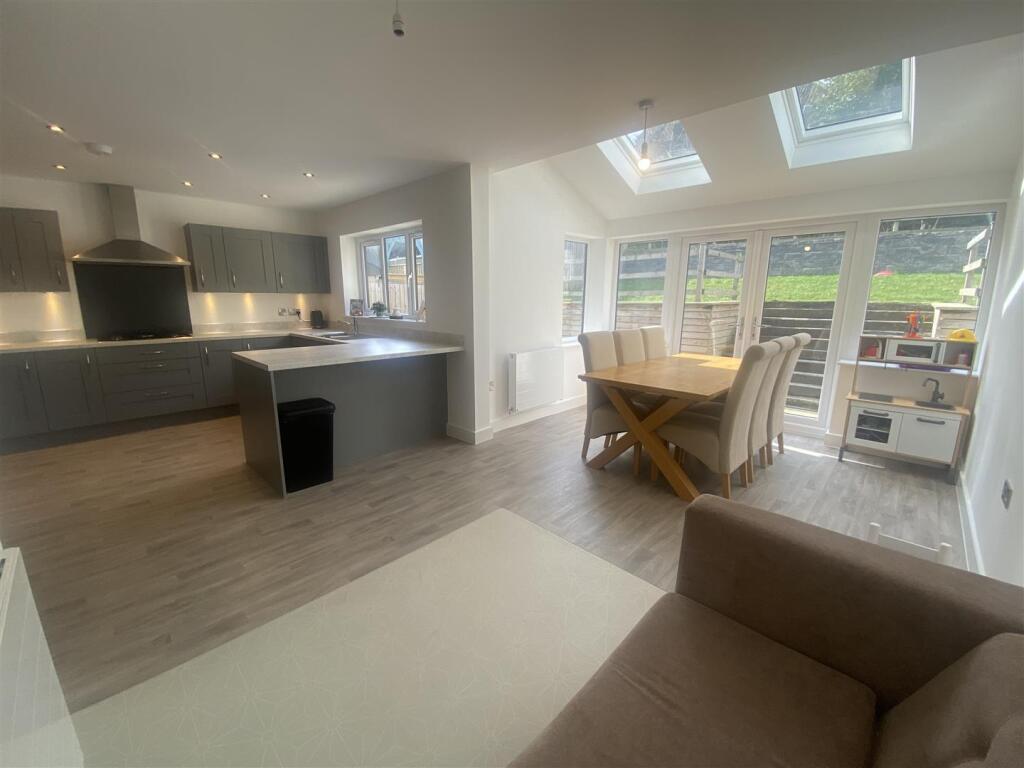 kitchen dining area.jpg