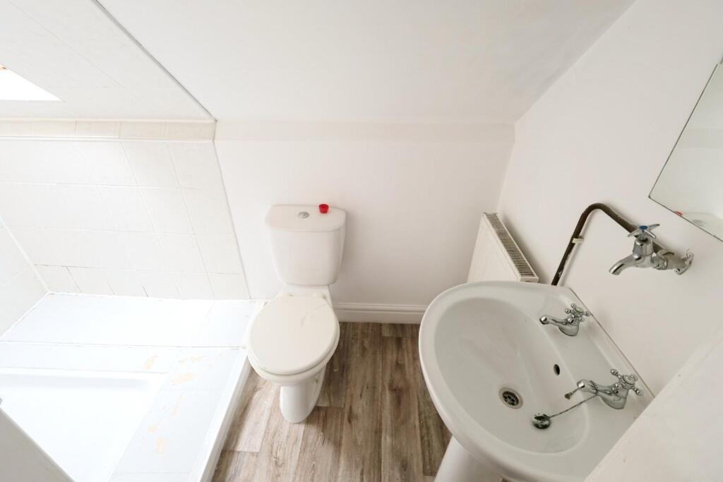 EN-SUITE SHOWER ROOM