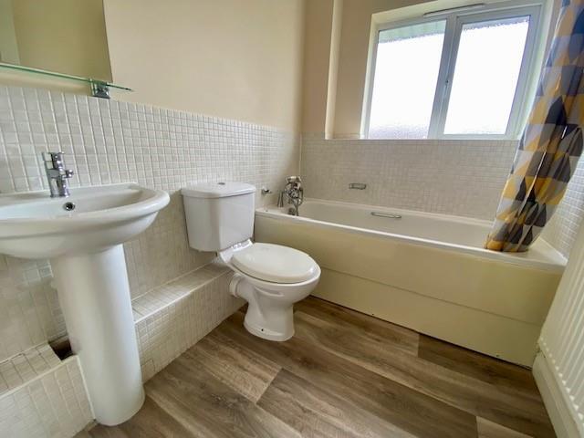 16 Victoria Gardens bathroom new.jpg