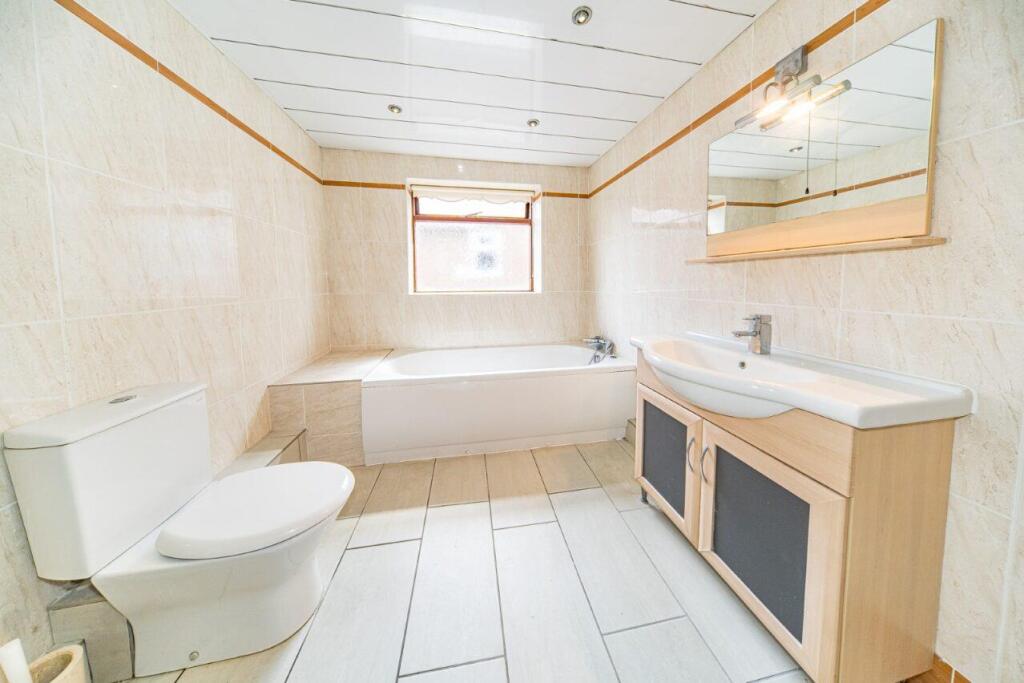 35 Longmeadow Road bathroom.jpg