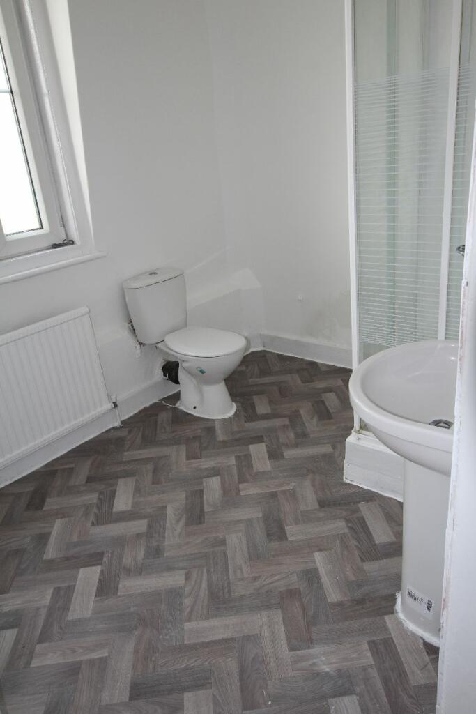 2ND Floor Bathroom.
