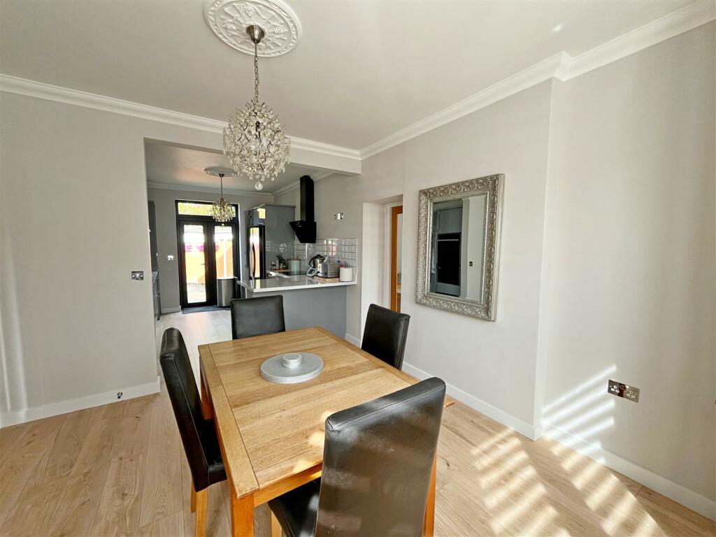 Kitchen/ Dining Room