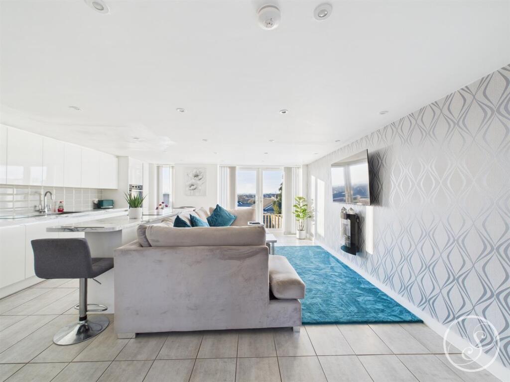 KITCHEN/FAMILY ROOM