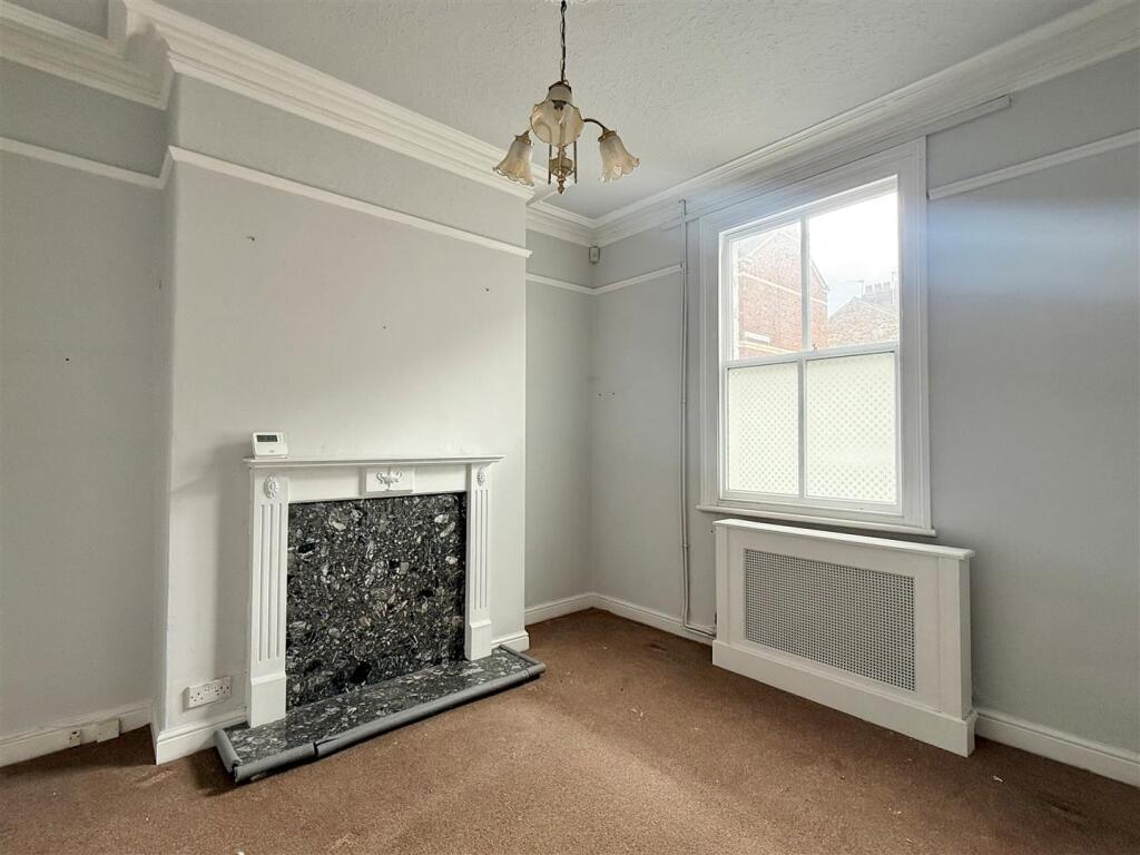 Photo 5 - Lounge.jpg