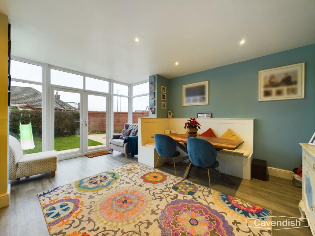 DINING/FAMILY AREA