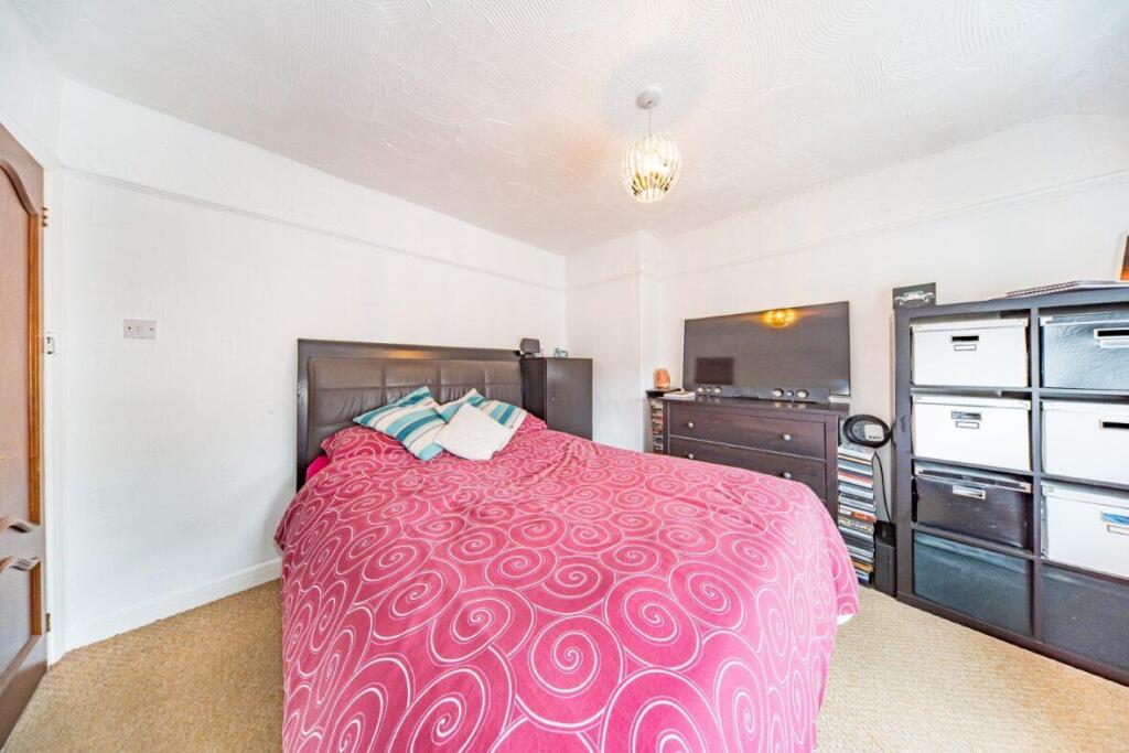 31 Windsor Road bedroom 1.jpg