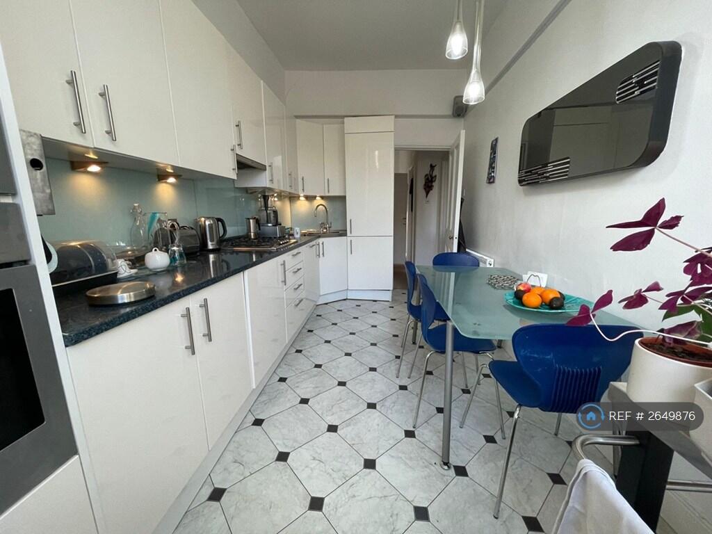 Kitchen Table Sits 6