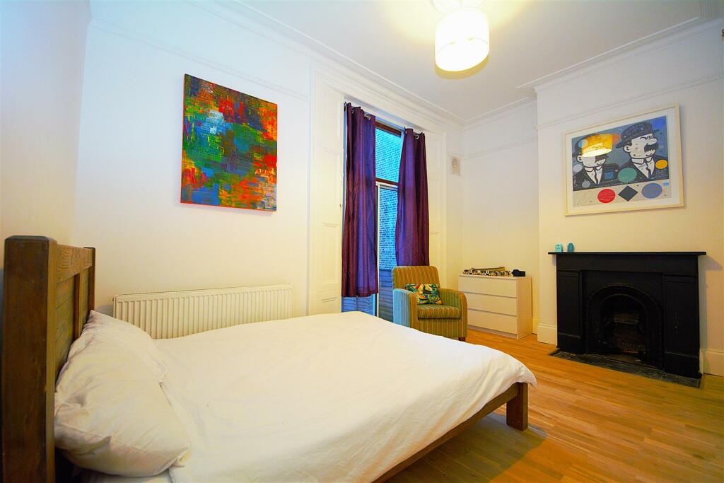 Bed 2.jpg