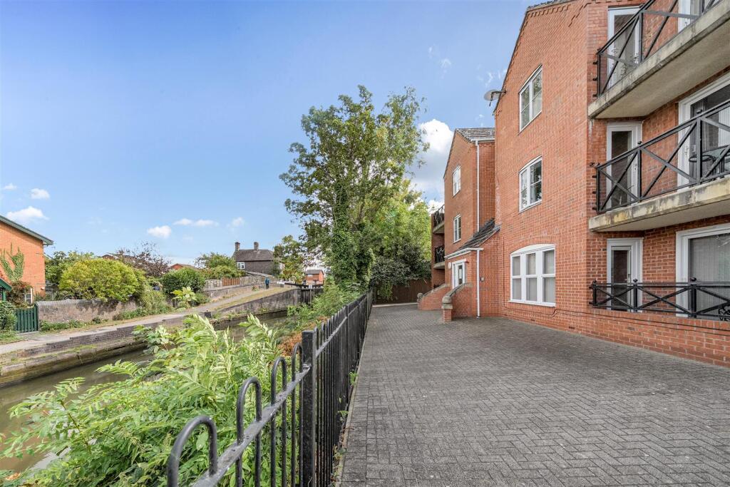 47 Penny Hapenny Court, Atherstone