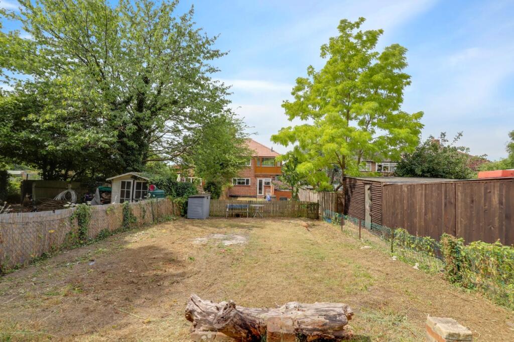 08-8702JHPropWorld - 23 Meadow Close - 22.jpg