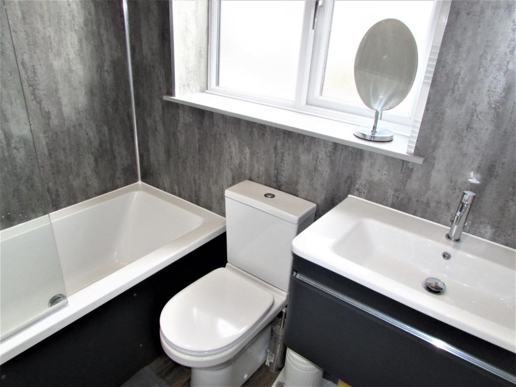 NorfolkCres47bath1.JPG