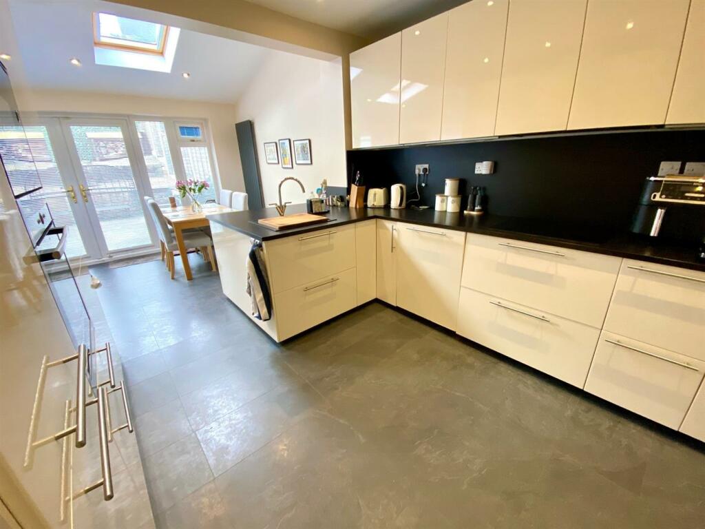 wheatley drive 22 kitchen.jpg