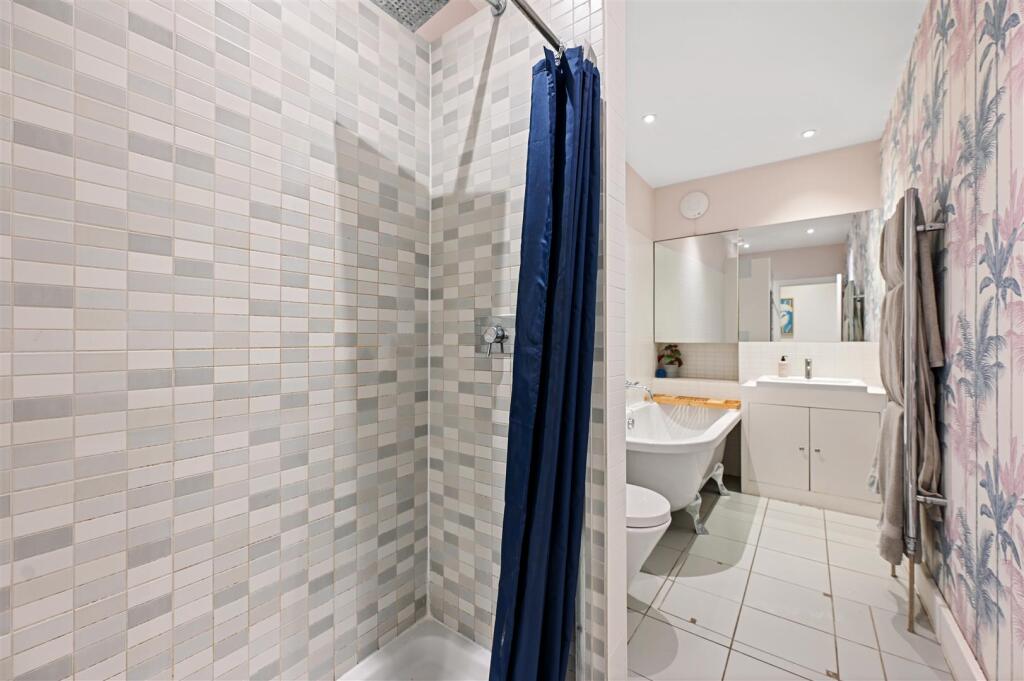 Stanlake Villas - Bathroom1 (1).JPG