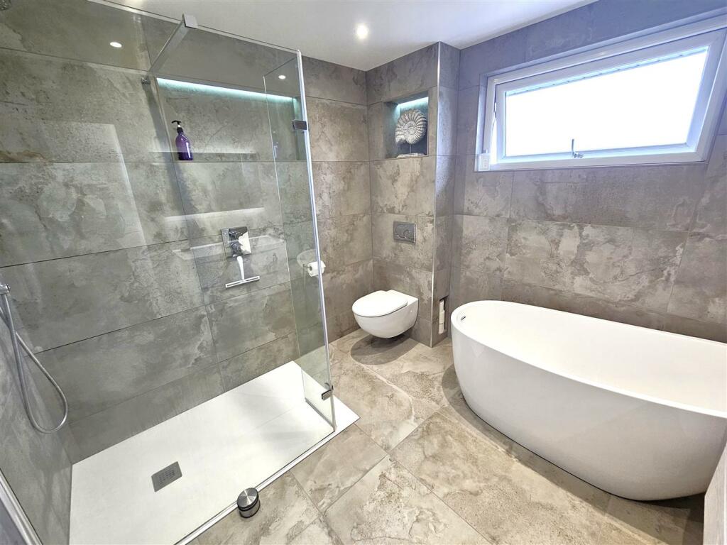 Master En-suite.jpg