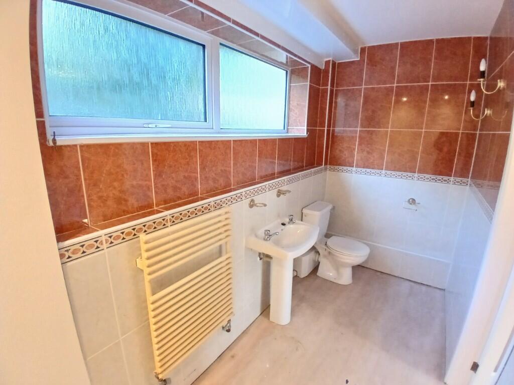 EN-SUITE SHOWER