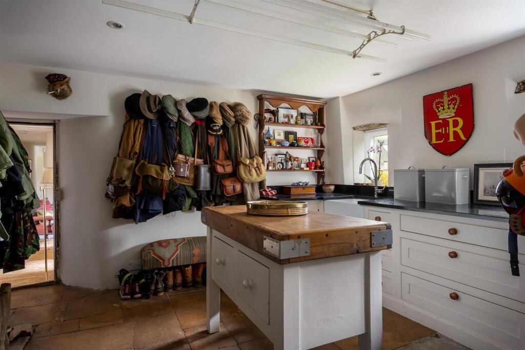 42 - Manor Farm - GL54 2ND - Web.jpg