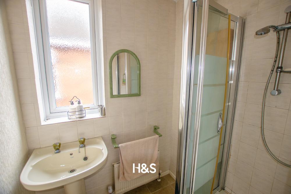 3 northbrook - en suite.jpg