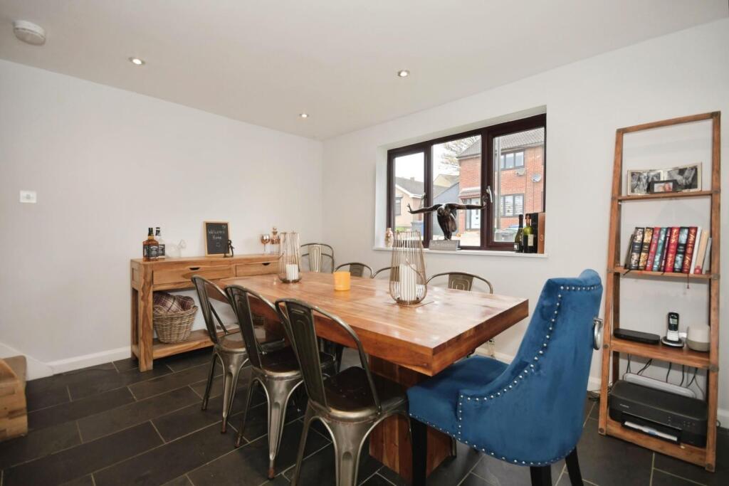 DINING ROOM.jpg