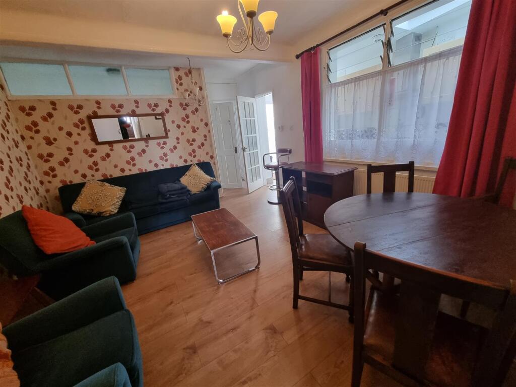 11a Pevensey Road Livingroom.jpg