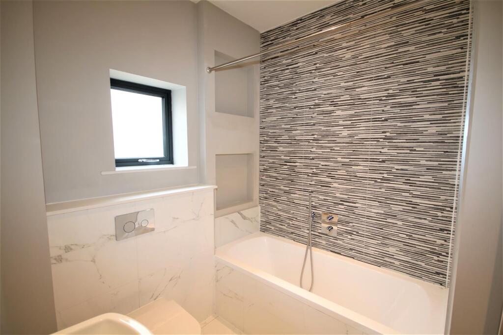 Family Bathroom b.JPG