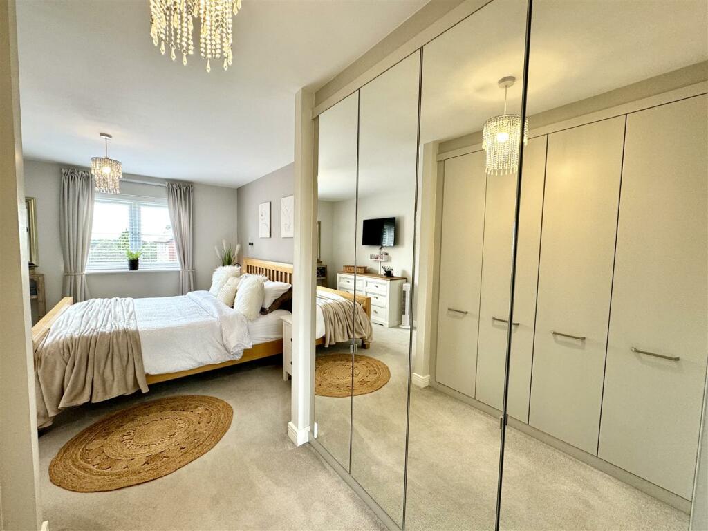 MAIN BEDROOM SUITE