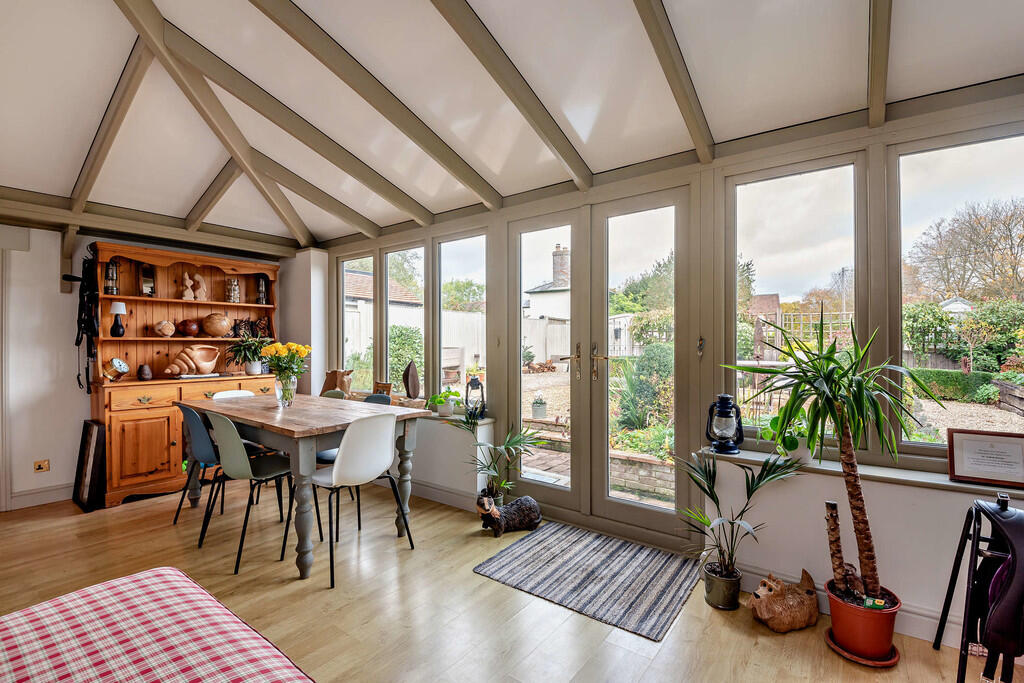 8667870-interior0...