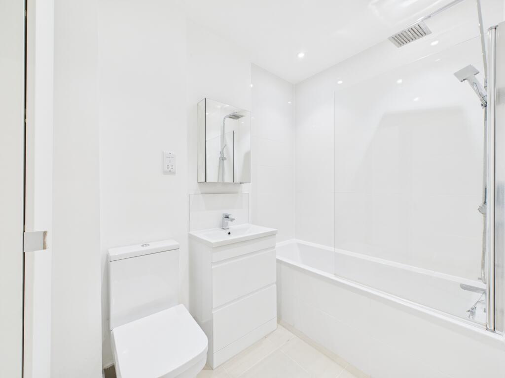 CAM04018G0-PR0393-STILL003