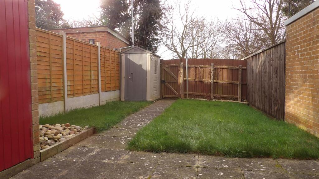 132 The Medway - Garden.JPG