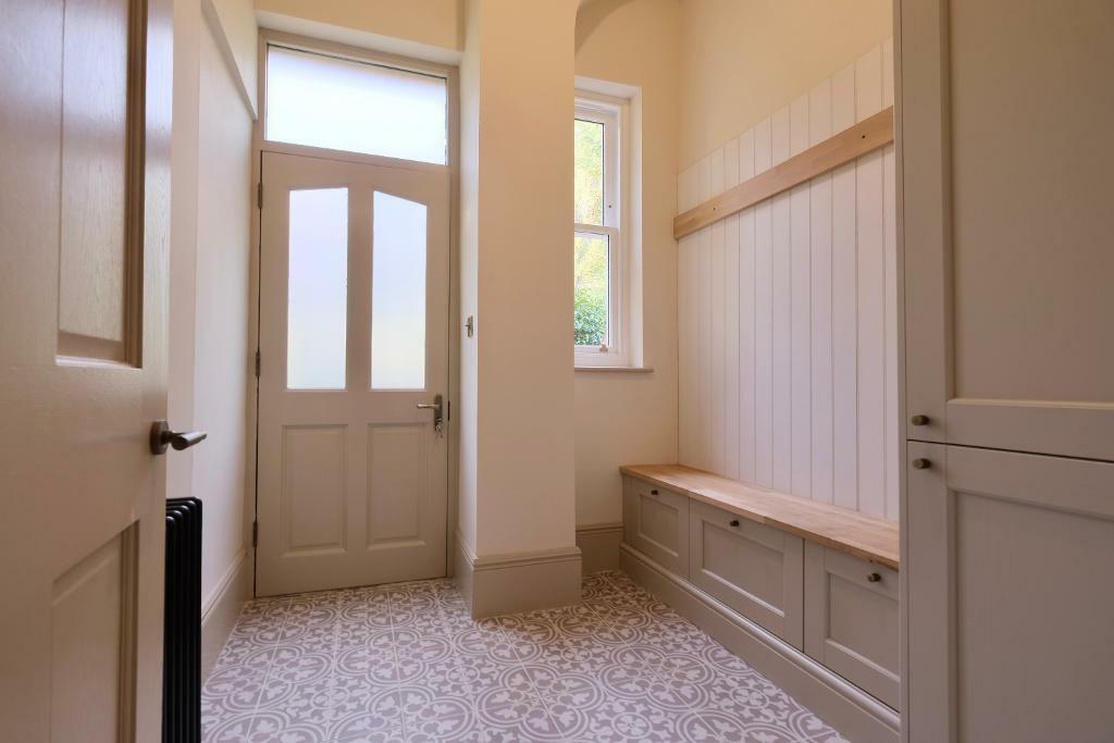Handy boot room &amp; rear door