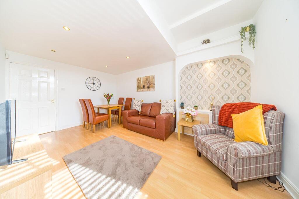 7 Rio Court lounge 3.jpg