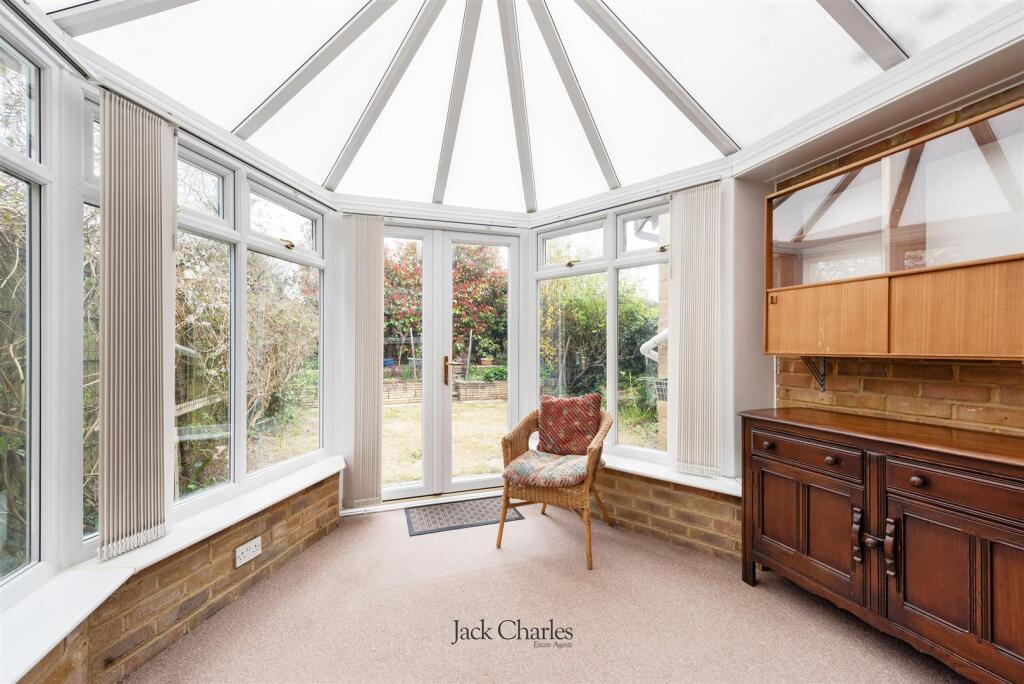 8 Maltings Close, TN11 0DY 007.jpg