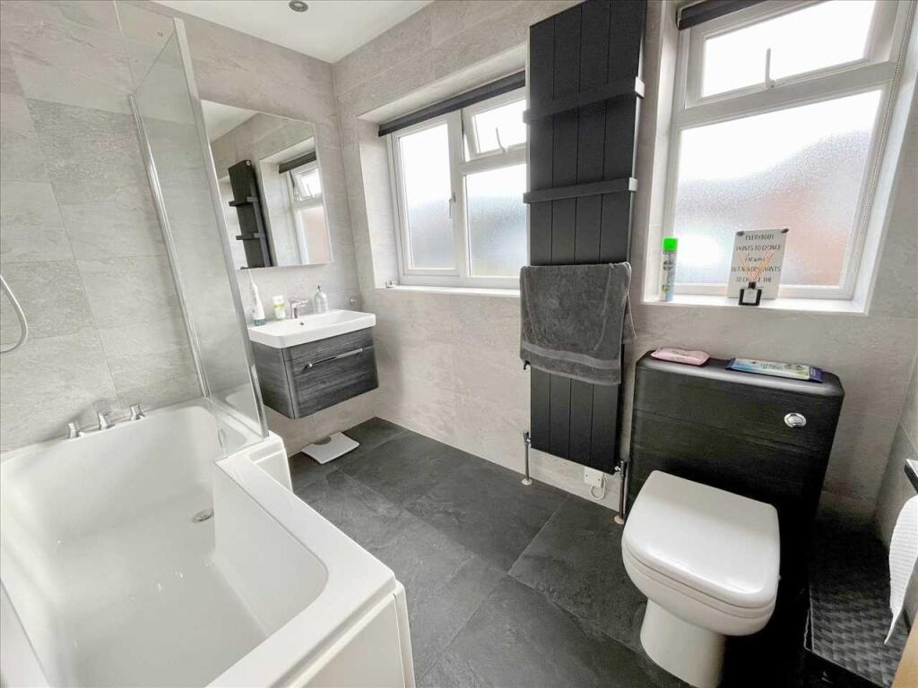 BATHROOM/WC