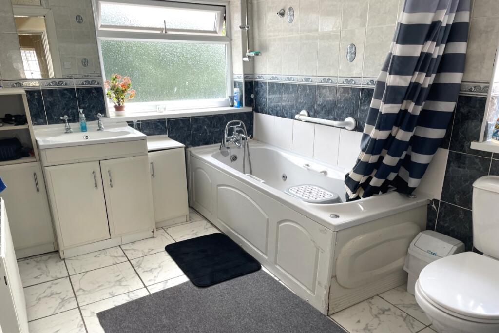 Family Bathroom/WC