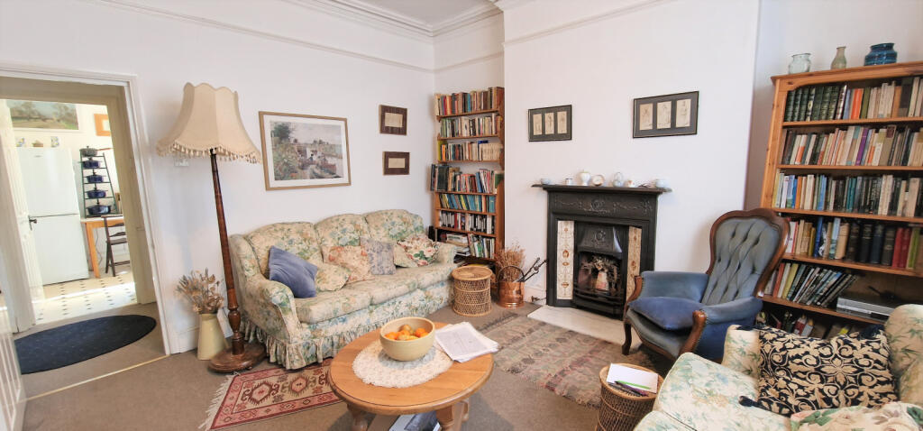 LOUNGE (FRONT)
