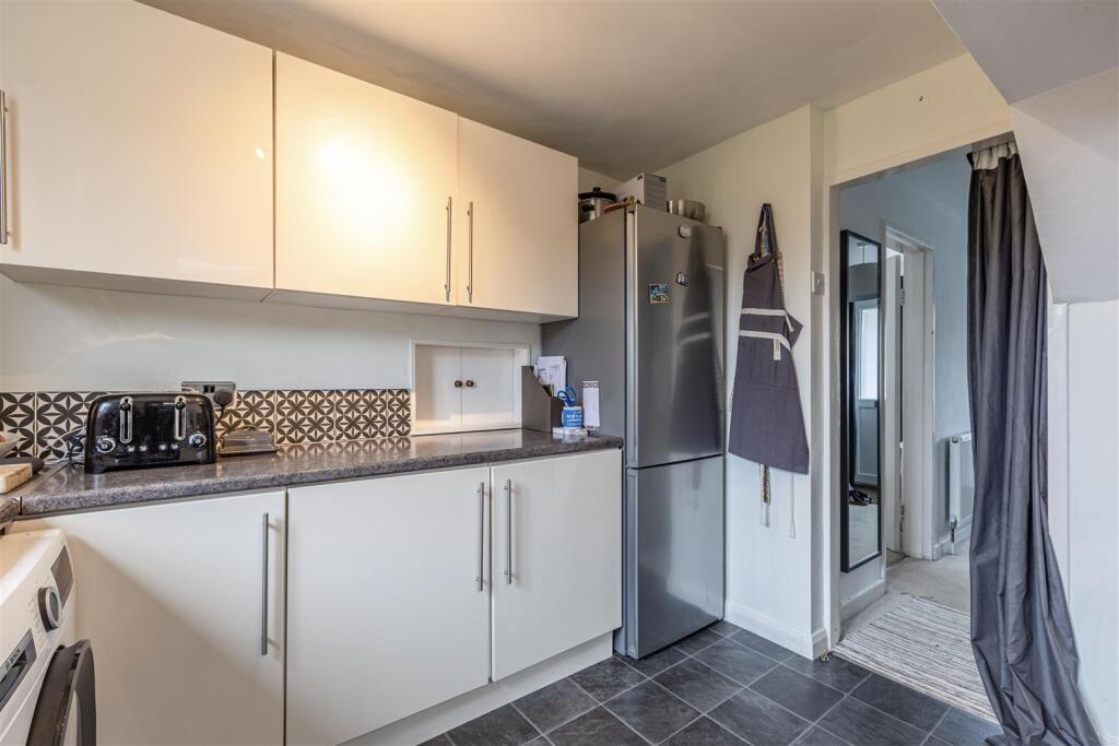 32 Godley Road, Byfleet, KT14 7EP - 2.jpg