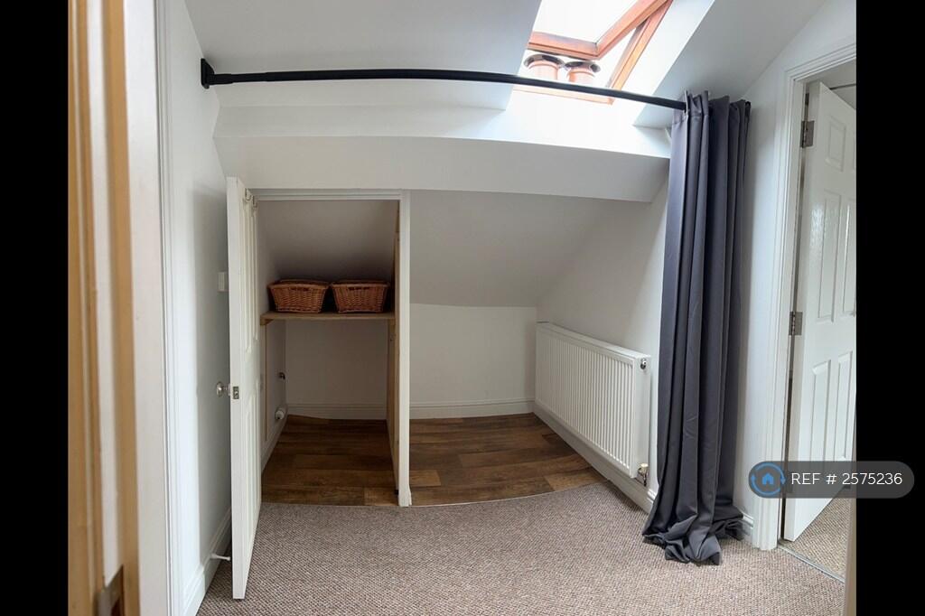 Landing / Laundry Cupboard