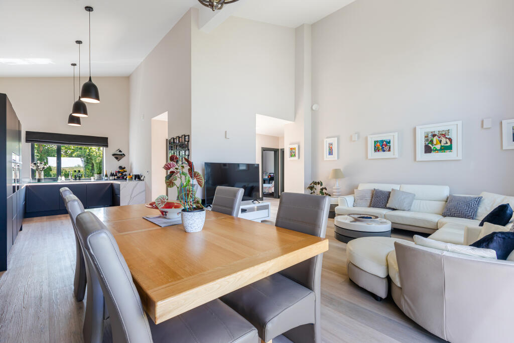 A16 - Brixton, Reeves House - 250618