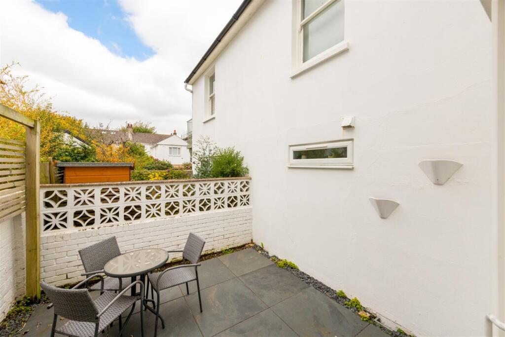 Flat 1, 76 Walsingham Road-11.jpg