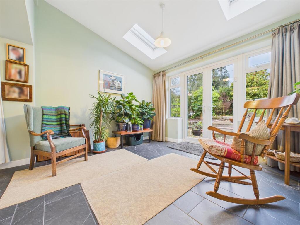 GARDEN/DINING ROOM