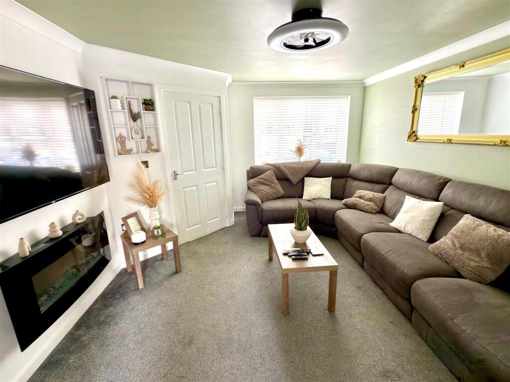 LIVING ROOM.jpg
