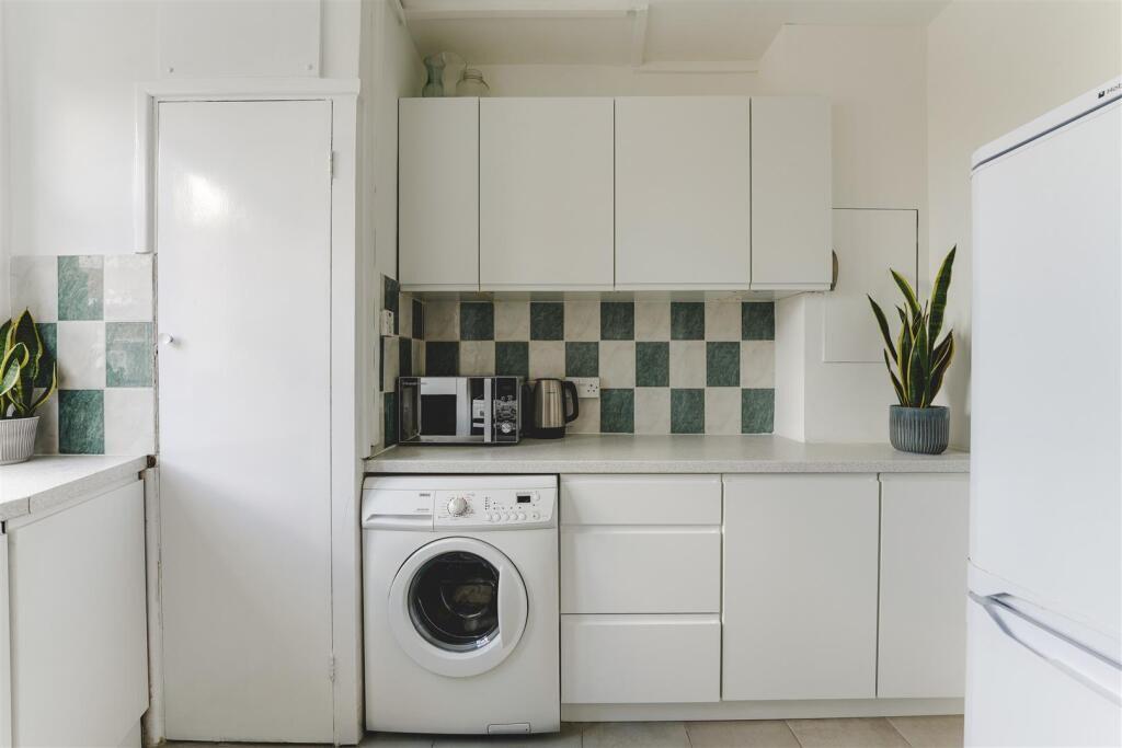 253007_33987877_I...