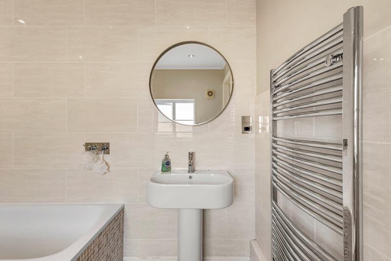 EN SUITE