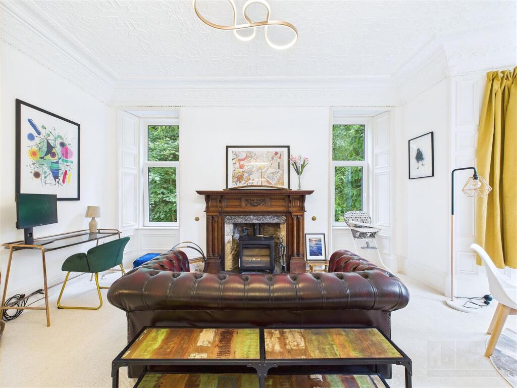 Sitting Room &amp; Dining Area