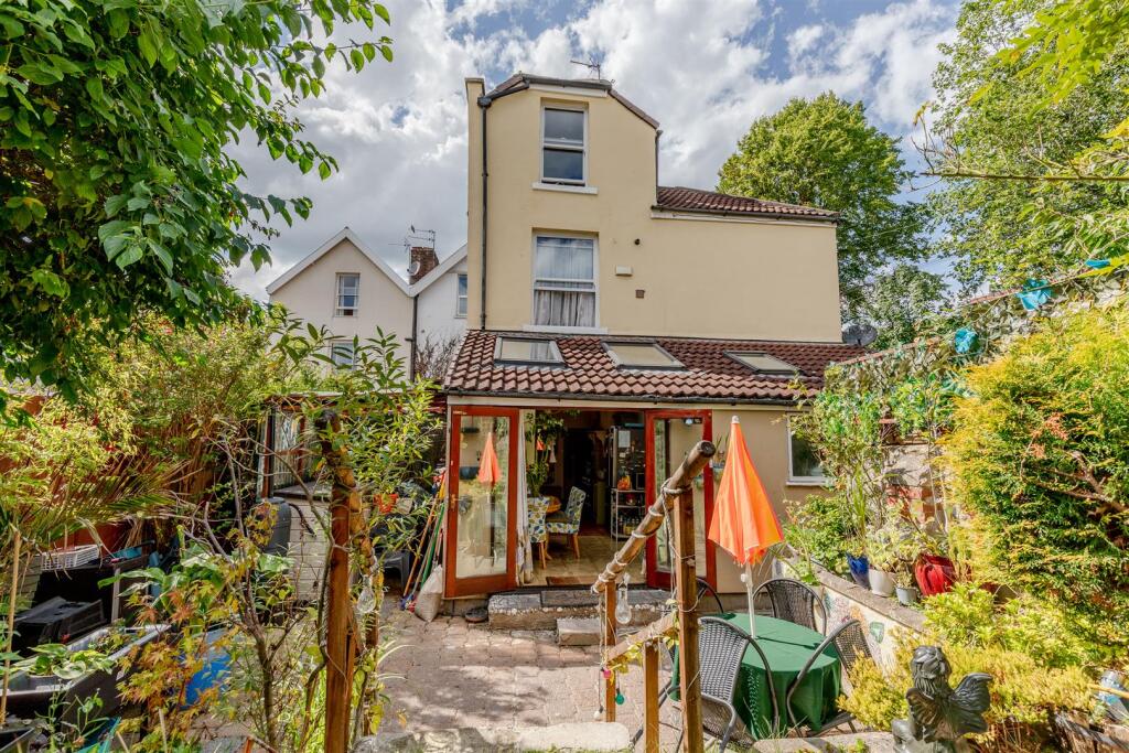 1 Brynland Avenue Courtyard and External