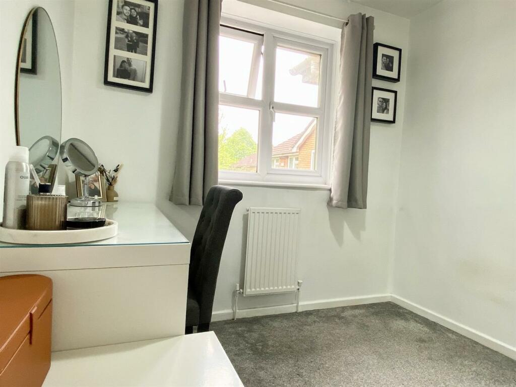 Small bedroom 2.jpg