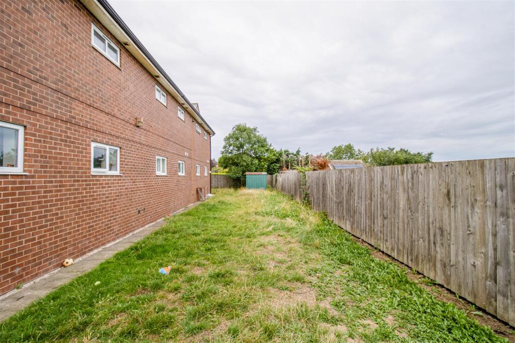 Flat 3, 170 Town Street, Rear Shared Garden (9).jp