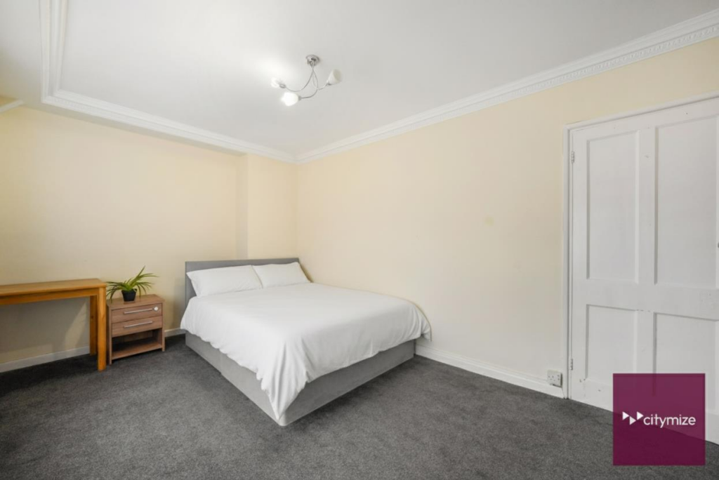 Master Bedroom (2)